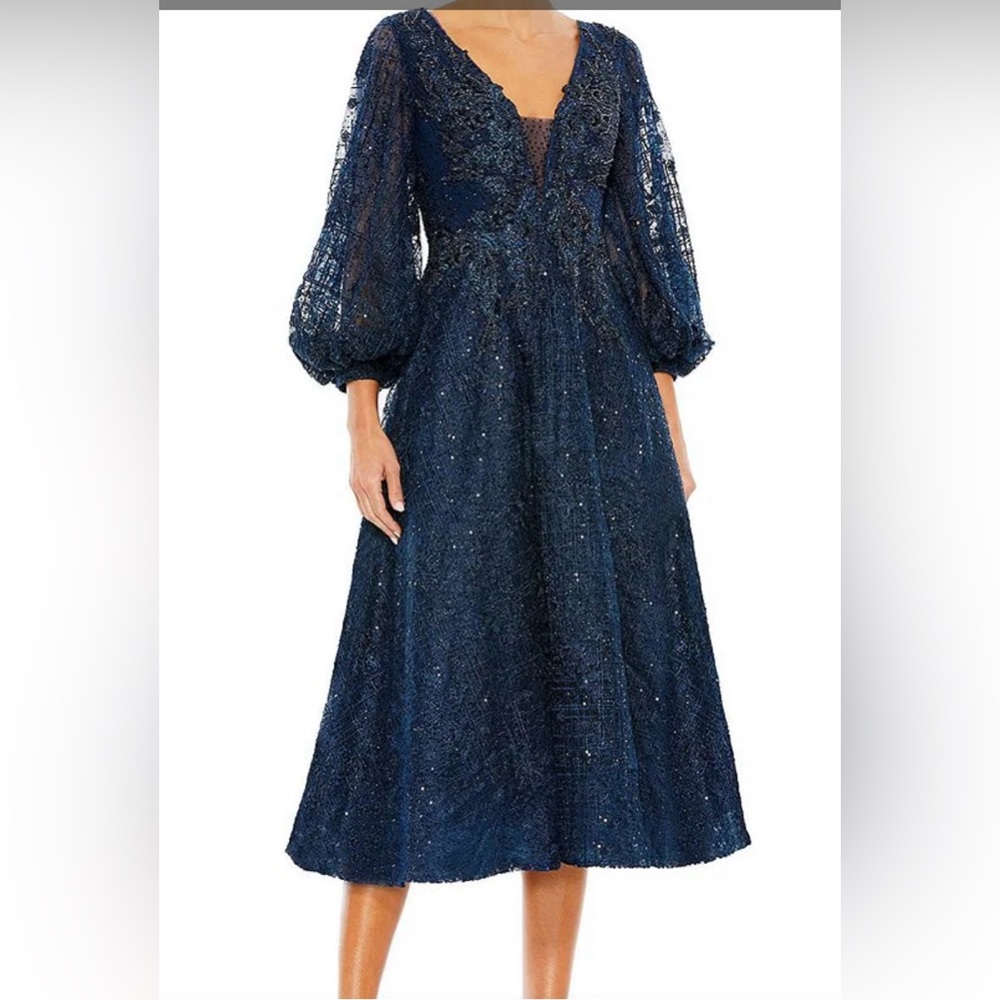 Mac Duggal
Deep V-Neck 3/4 Balloon Sleeve Midi Tea Length embellished dress.